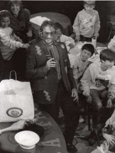 Robin Williams with children 1988, NYC.jpg